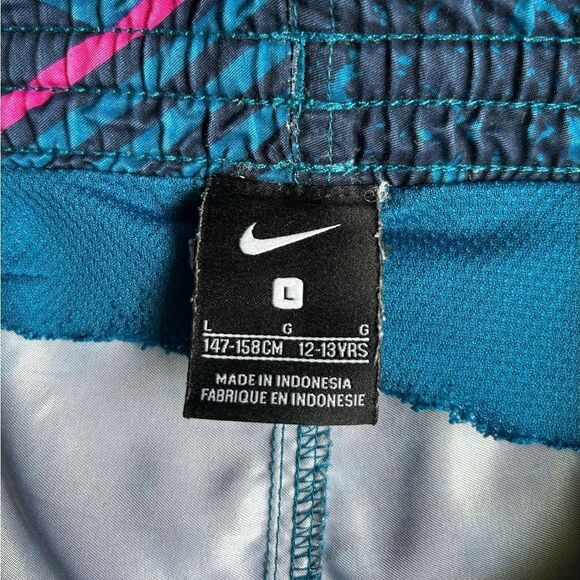 PREOWNED … NIKE “Size: L - (12-13)” With Geometric Design - Picture 3 of 3